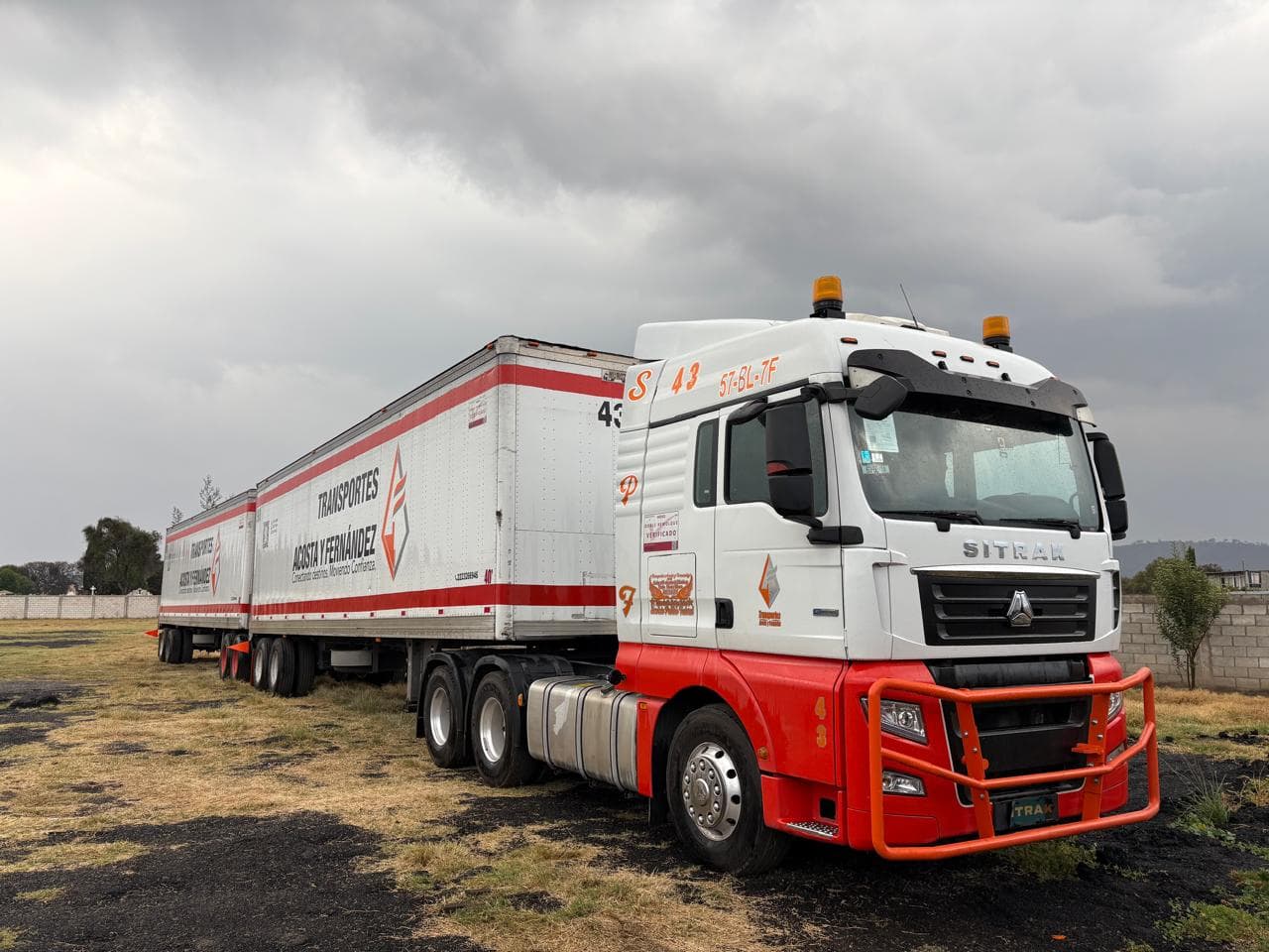 Tractocamión SITRAK con doble remolque